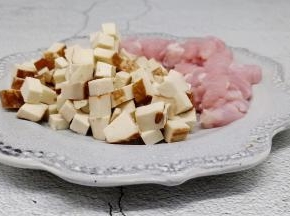 豆干与猪肉都切小丁。