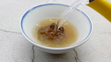 干黄酱加清水或者香菇水稀释开。