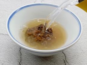 干黄酱加清水或者香菇水稀释开。