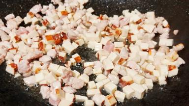 待肉丁翻炒变色加豆干翻炒片刻。