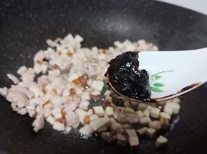 加甜面酱一勺。