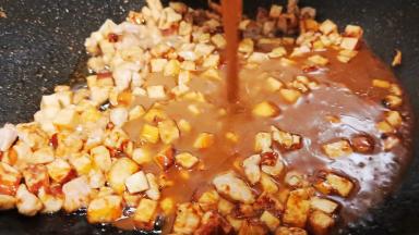 最后加干黄酱入锅。