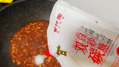 翻炒均匀，加白糖调味。