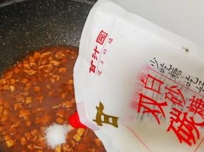 翻炒均匀，加白糖调味。