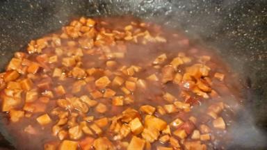 待汤汁变粘稠即可。无论拌面拌饭都是不错的。