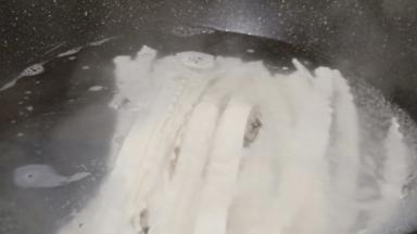 锅里加适量的清水，水微微开下面。