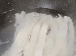 锅里加适量的清水，水微微开下面。