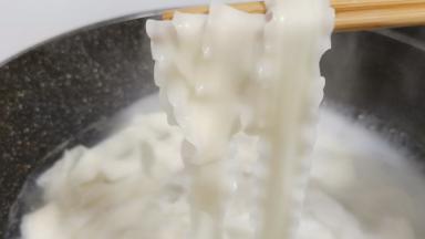 期间加2次水，面条熟透即可捞出。