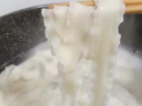 期间加2次水，面条熟透即可捞出。