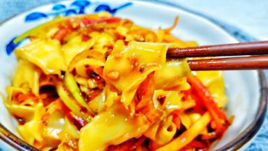 拌拌即可品尝、爱吃辣的可以加辣椒酱拌着一起吃。