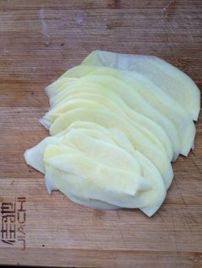 将土豆切薄片。