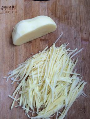 再切成细丝，切的越细越好。