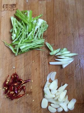 青椒切丝，葱切斜段，蒜切片，红辣椒切段。