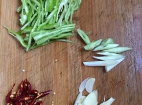 青椒切丝，葱切斜段，蒜切片，红辣椒切段。