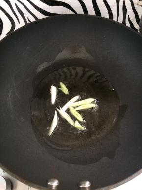 锅中放入油，烧热后放入葱段。