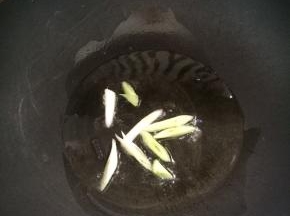 锅中放入油，烧热后放入葱段。