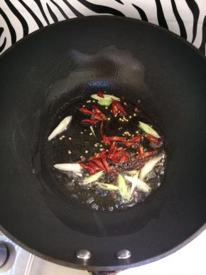 加入花椒，红辣椒，炒出香味。