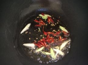 加入花椒，红辣椒，炒出香味。