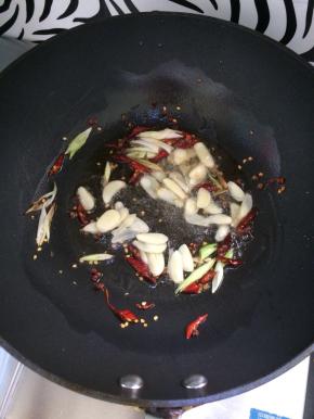 加入蒜片，翻炒匀。