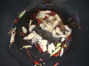 加入蒜片，翻炒匀。