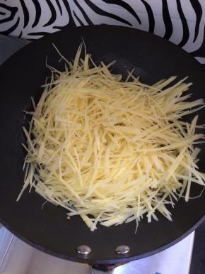 加入沥干水份的土豆丝