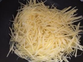 加入沥干水份的土豆丝