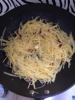 用铲子翻拌均匀，炒一会