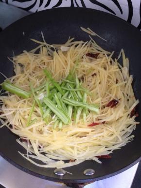 加入青椒。在翻炒一会。