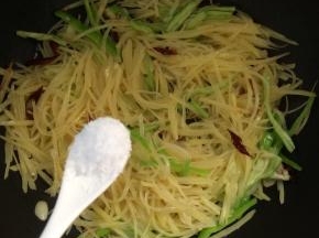 加入适量的盐。