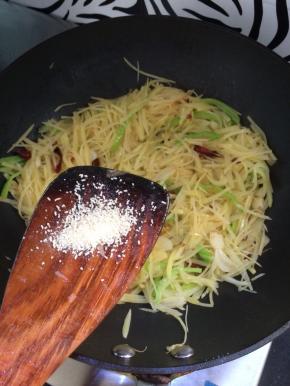 加入适量的鸡精。