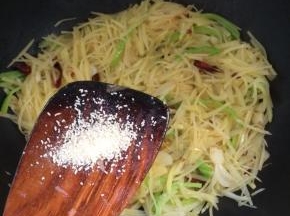 加入适量的鸡精。