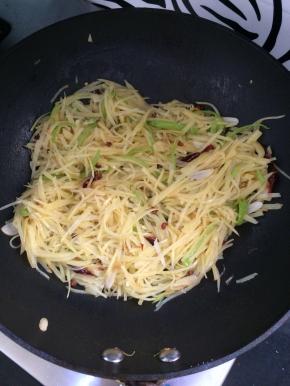 再翻炒1分钟即可出锅。