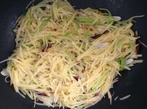 再翻炒1分钟即可出锅。