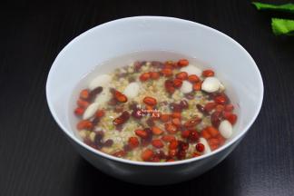 除芝麻之外的所有食材，洗净，浸泡20分钟