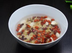 除芝麻之外的所有食材，洗净，浸泡20分钟