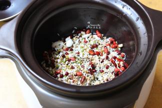 浸泡好的杂粮，捞出，放入到电炖砂锅，最后放入炒熟的黑芝麻