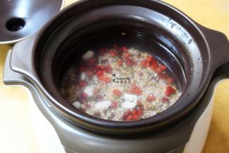 电炖砂锅加入适量的饮用水，杂粮与水的比例为1:4；