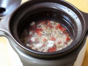 电炖砂锅加入适量的饮用水，杂粮与水的比例为1:4；