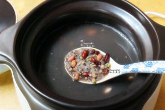二个半小时之后，再焖20分钟，开盖，豆香浓郁，粥的水因为有黑芝麻，所以颜色变黑