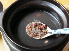 二个半小时之后，再焖20分钟，开盖，豆香浓郁，粥的水因为有黑芝麻，所以颜色变黑