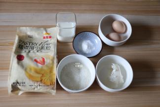 准备好食材，我用的这个低筋面粉粉质细腻而且蓬松不结块，非常好用；