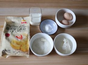 准备好食材，我用的这个低筋面粉粉质细腻而且蓬松不结块，非常好用；