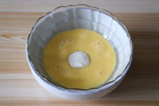 隔热水倒入白糖搅拌至完全融化；