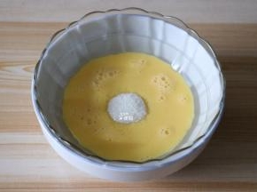 隔热水倒入白糖搅拌至完全融化；