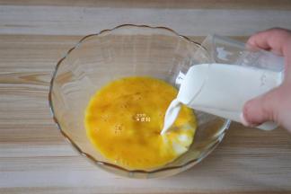 将鸡蛋打入碗里搅打散后倒入牛奶搅拌均匀，我用了2个鸡蛋去壳后重83g；