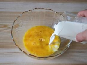 将鸡蛋打入碗里搅打散后倒入牛奶搅拌均匀，我用了2个鸡蛋去壳后重83g；