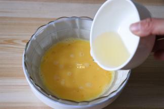 继续隔热水倒入完全融化的猪油搅拌均匀，无油水分离状；