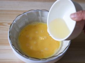 继续隔热水倒入完全融化的猪油搅拌均匀，无油水分离状；