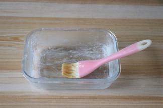 容器内壁刷一层油，防粘；