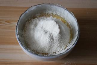 低筋面粉和泡打粉混合后过筛，用刮刀拌均匀成细腻的面糊；